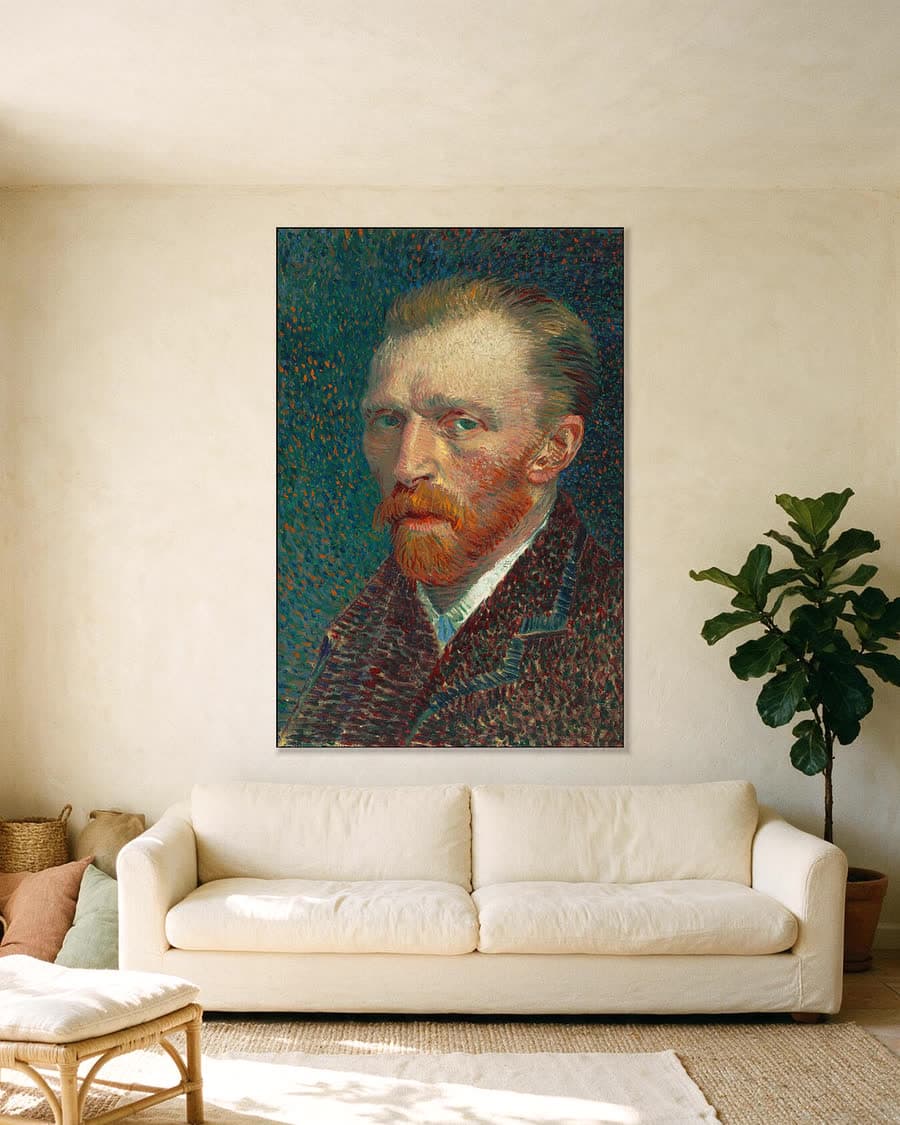 Zelfportret in een aluminium frame aan dezelfde muur