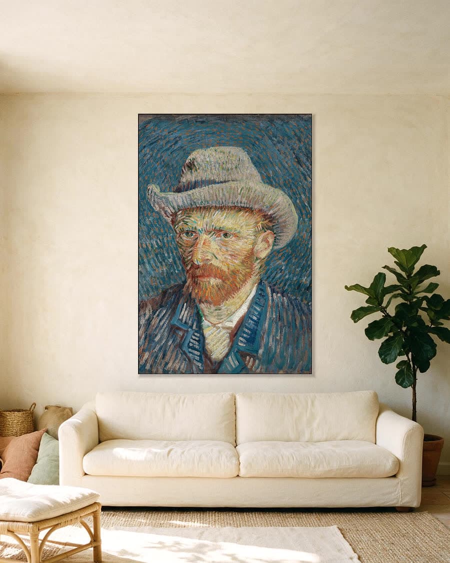Zelfportret met grijze vilthoed in een aluminium frame aan dezelfde muur