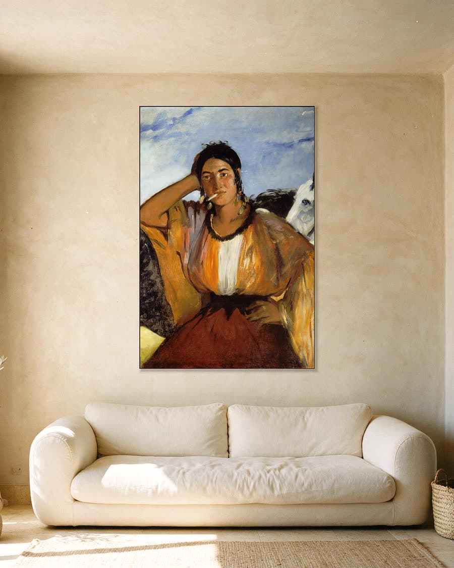 Zigeunerin met een sigaret in een aluminium frame aan dezelfde muur
