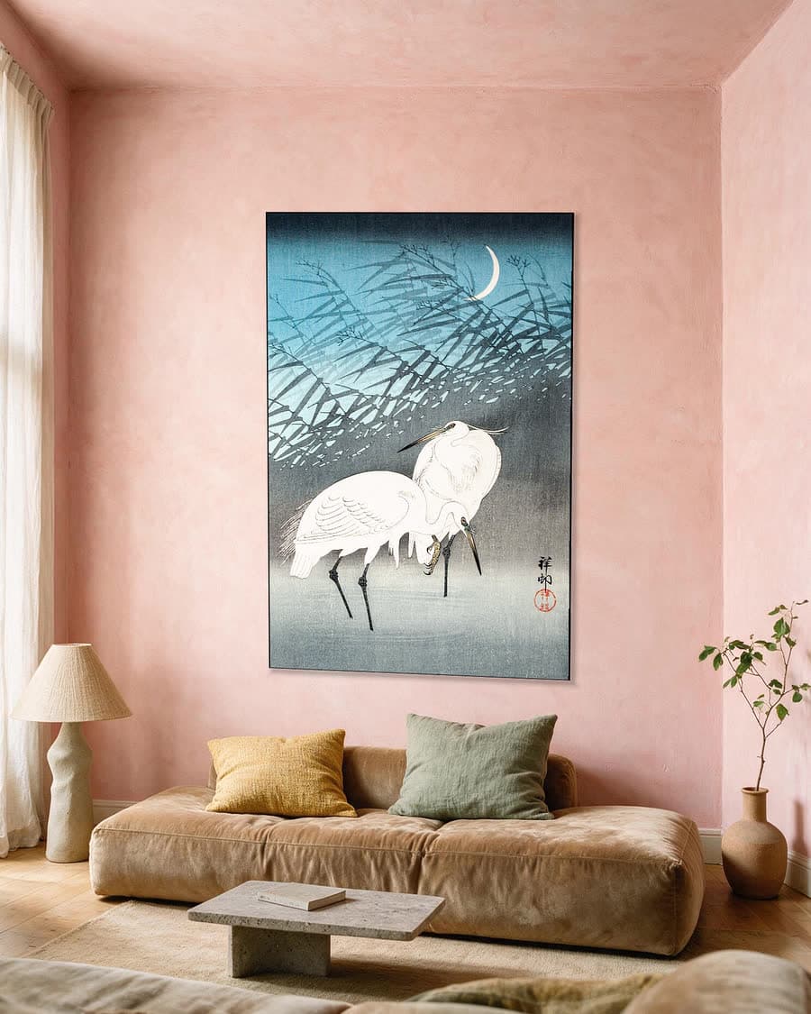 Zilverreigers in het riet bij maanlicht in een aluminium frame aan dezelfde muur