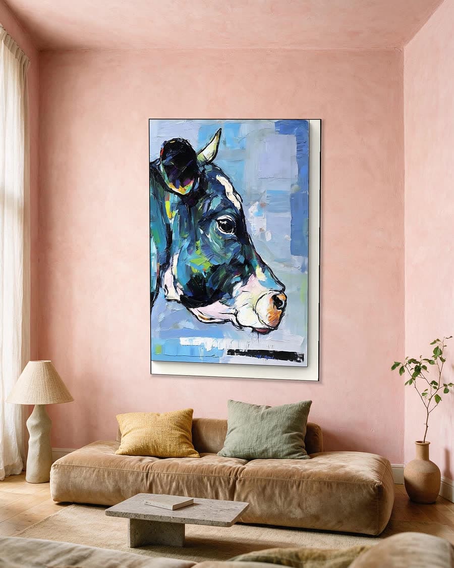 Blauwe koe in een aluminium frame aan dezelfde muur