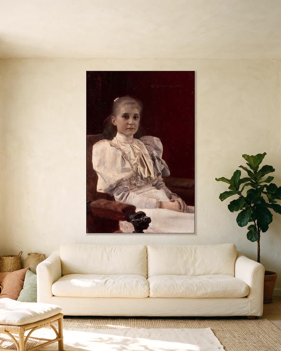 Zittend jong meisje in een aluminium frame aan dezelfde muur