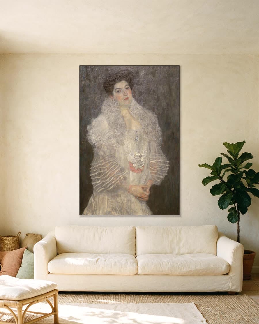 Portret van Hermine Gallia in een aluminium frame aan dezelfde muur
