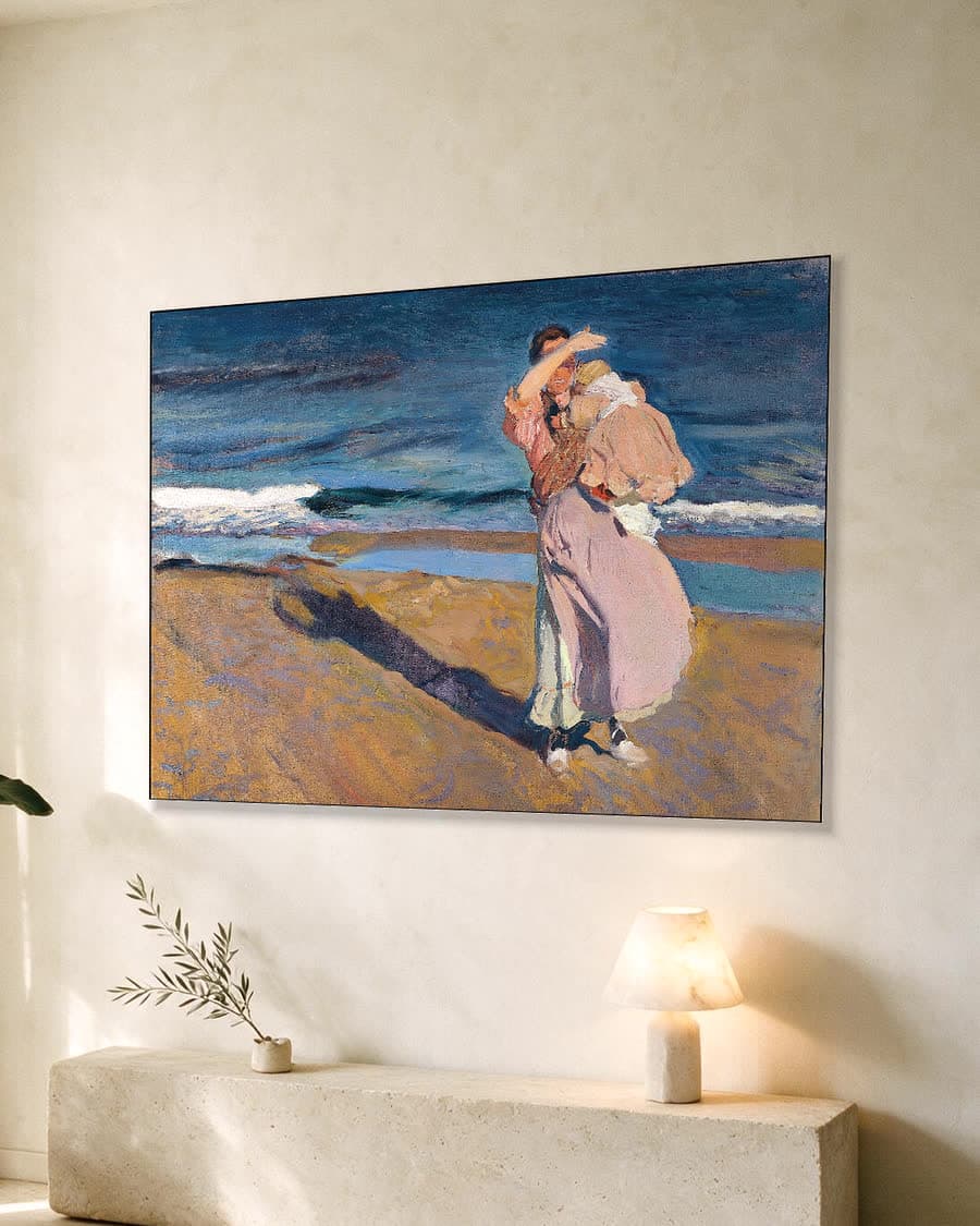 Vissersvrouw met haar kind in een aluminium frame aan dezelfde muur