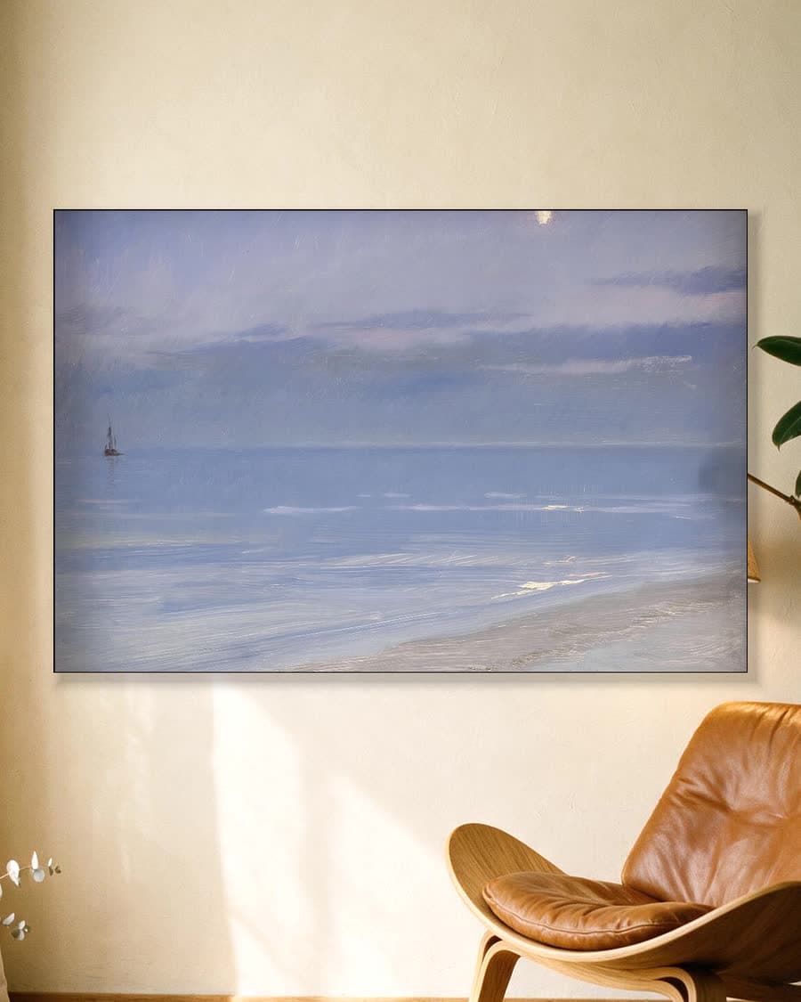 Het strand van Skagen in maanlicht in een aluminium frame aan dezelfde muur