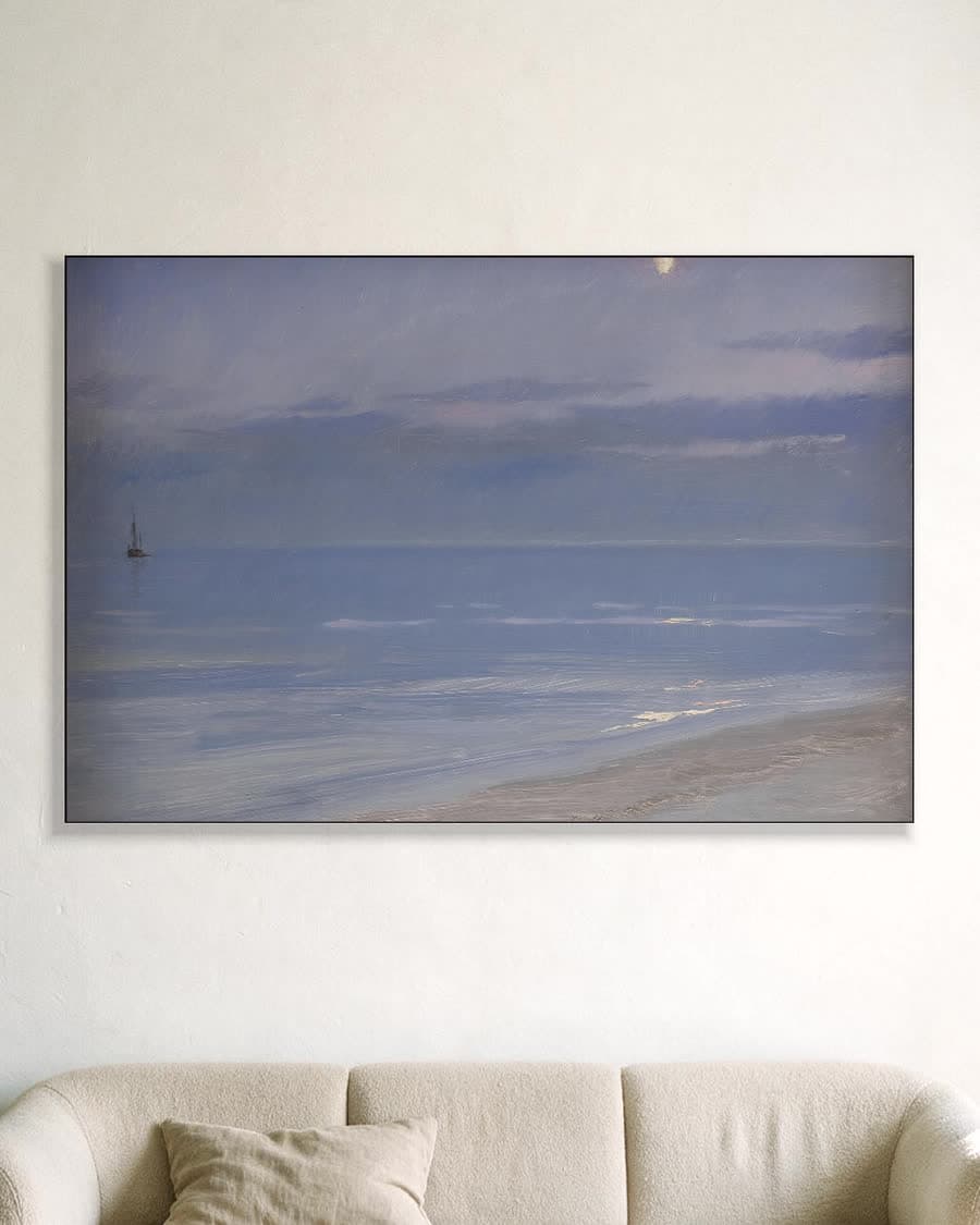 Het strand van Skagen in maanlicht in een aluminium frame aan dezelfde muur