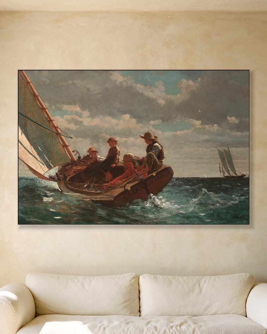 Breezing Up (A Fair Wind, 1876) in een aluminium frame aan dezelfde muur