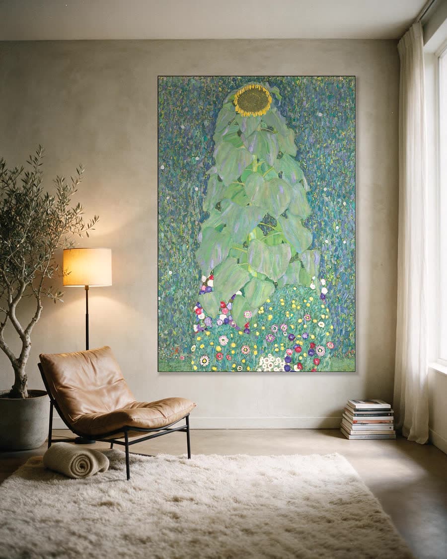 Zonnebloem in een aluminium frame aan dezelfde muur