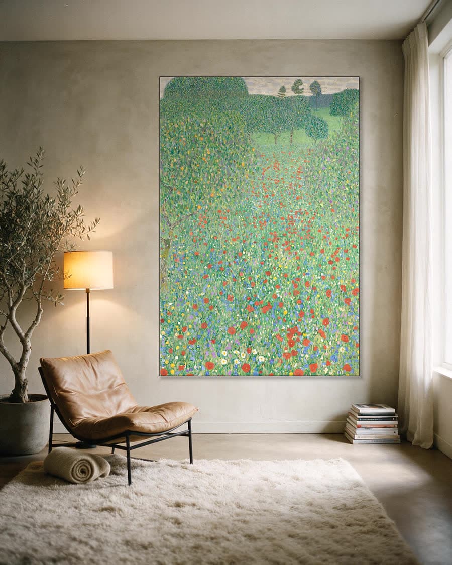 Bloeiende klaprozen in een aluminium frame aan dezelfde muur