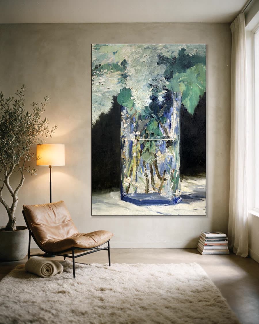 Witte sering in een aluminium frame aan dezelfde muur