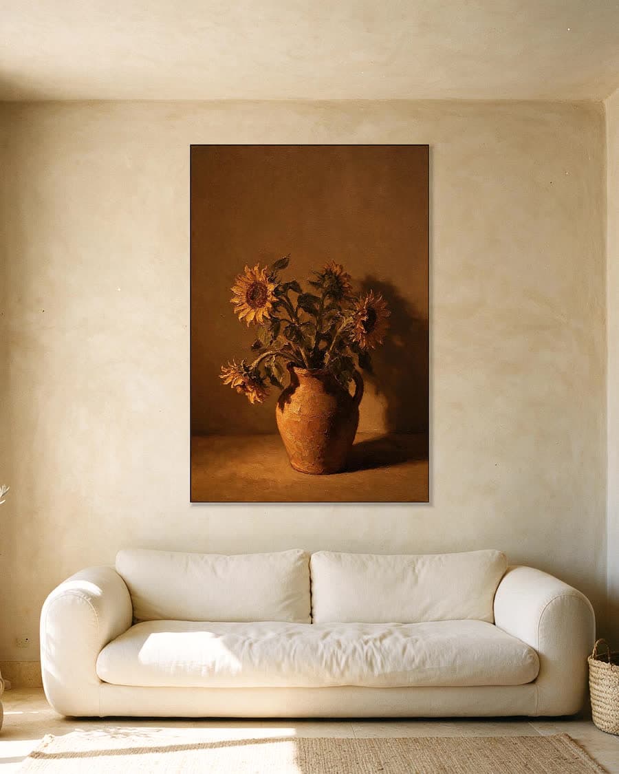 Zonnebloemen in een kruik in een aluminium frame aan dezelfde muur