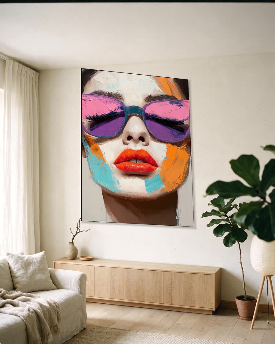 Zonnebril in juli in een aluminium frame aan dezelfde muur
