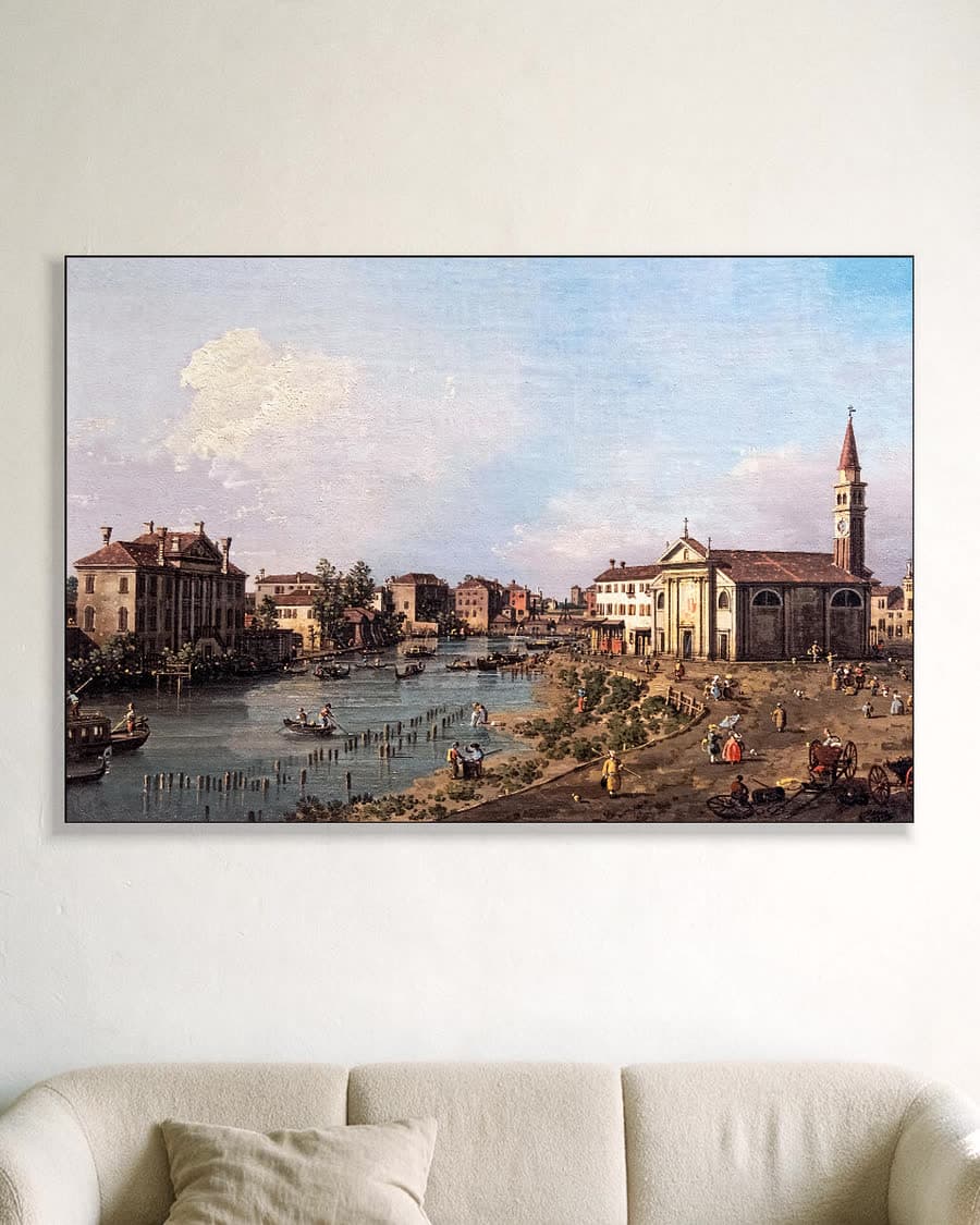 Venetiaanse gracht met levendig tafereel in een aluminium frame aan dezelfde muur
