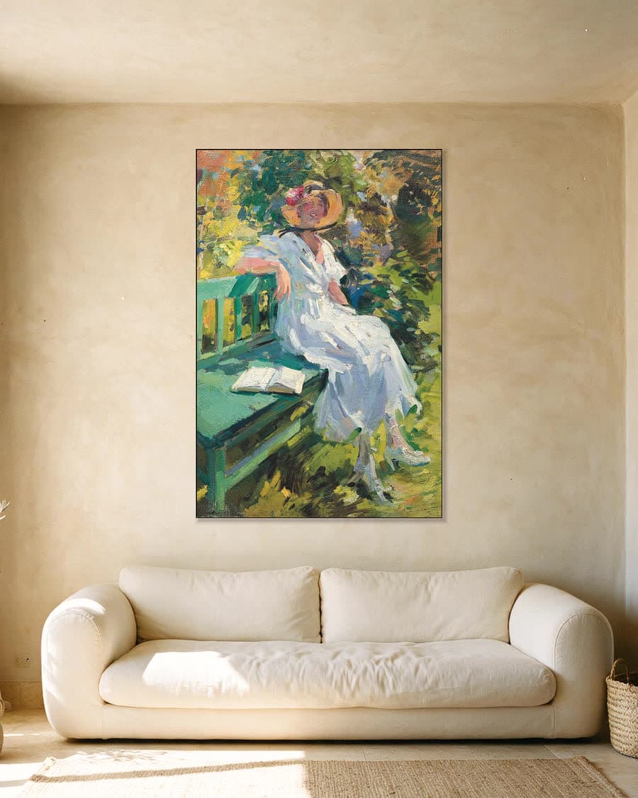 In de tuin in een aluminium frame aan dezelfde muur