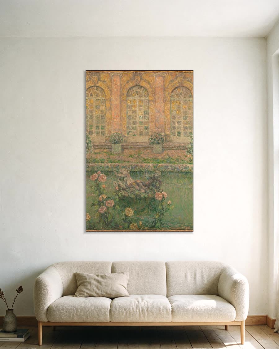 Zonnige tuin met rozen en beelden in een aluminium frame aan dezelfde muur