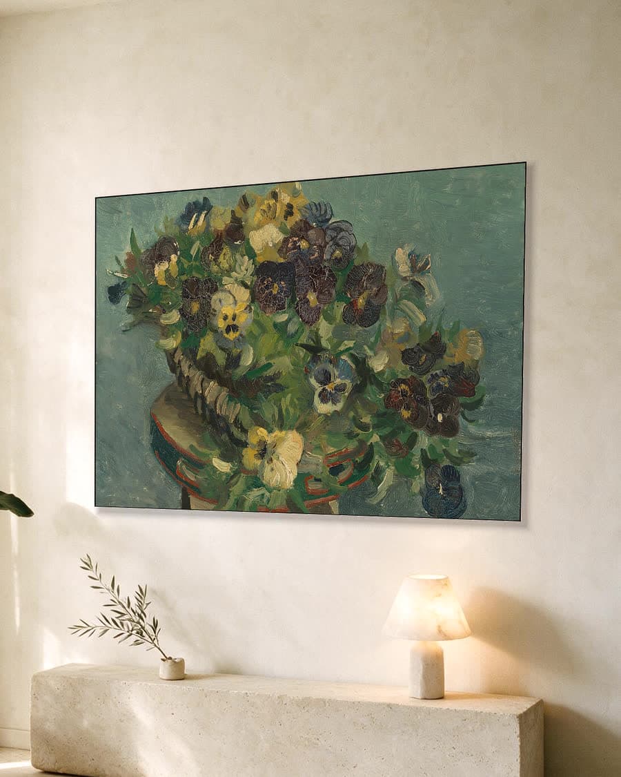 Mand met viooltjes in een aluminium frame aan dezelfde muur