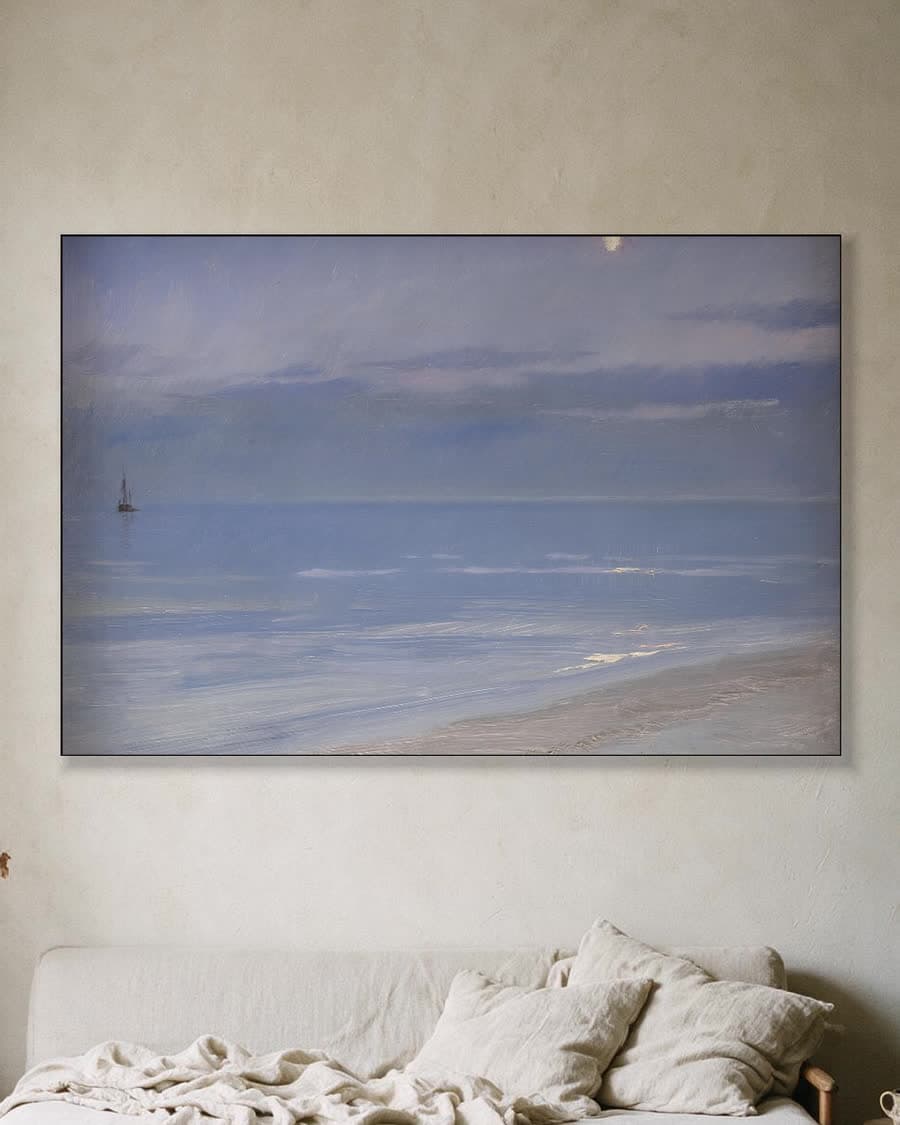 Het strand van Skagen in maanlicht in een aluminium frame aan dezelfde muur