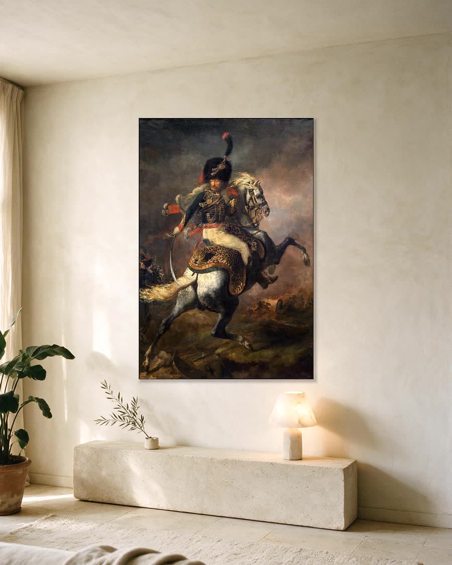 De aanvallende cavalerist in een aluminium frame aan dezelfde muur