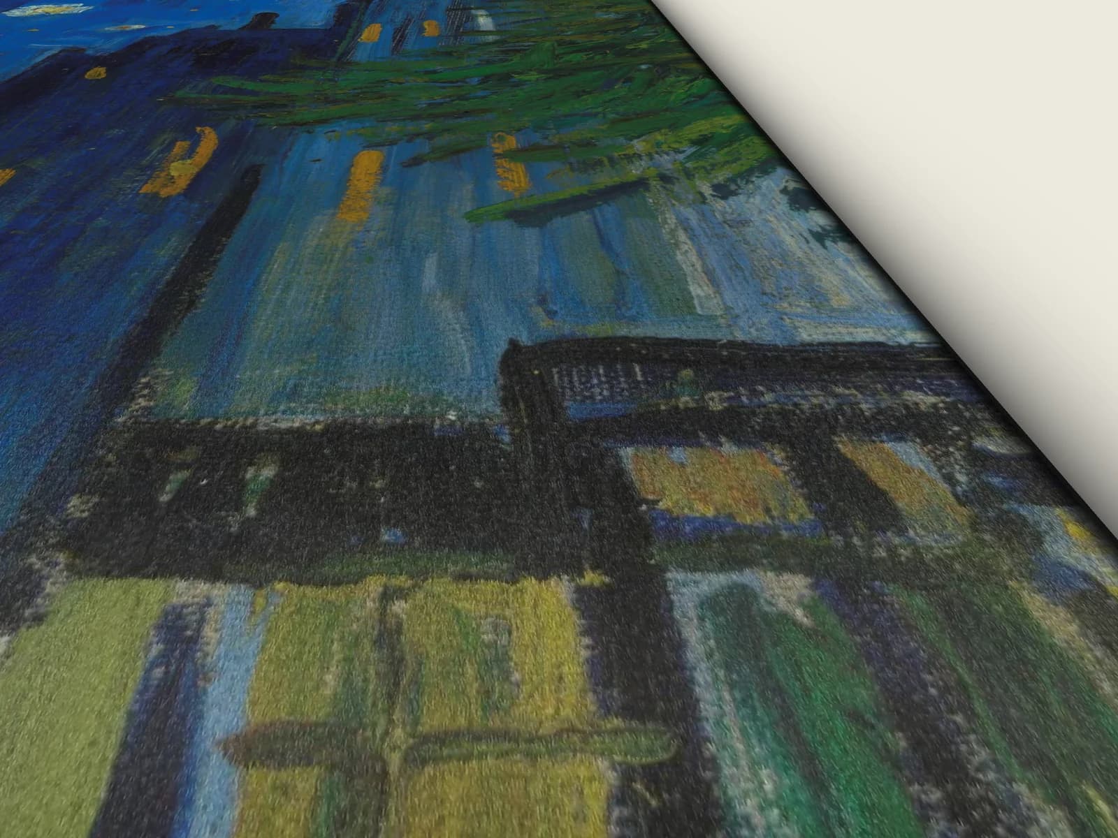 Caféterras bij nacht van Vincent van Gogh op geweven fluweel, schuin van dichtbij gezien