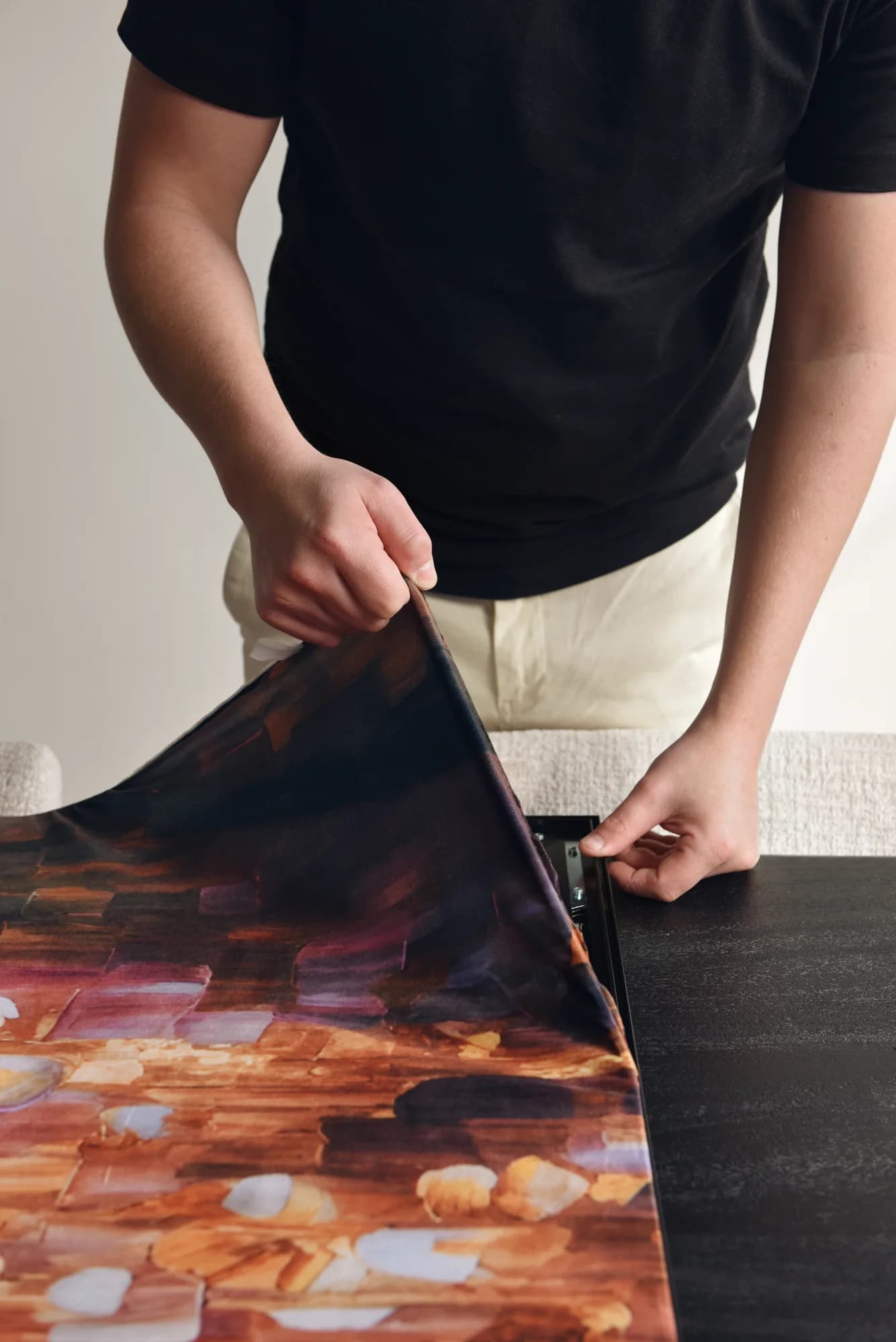 Kunstdoek wisselen: het doek wordt zo van het frame gelicht en een nieuw doek erin gedrukt