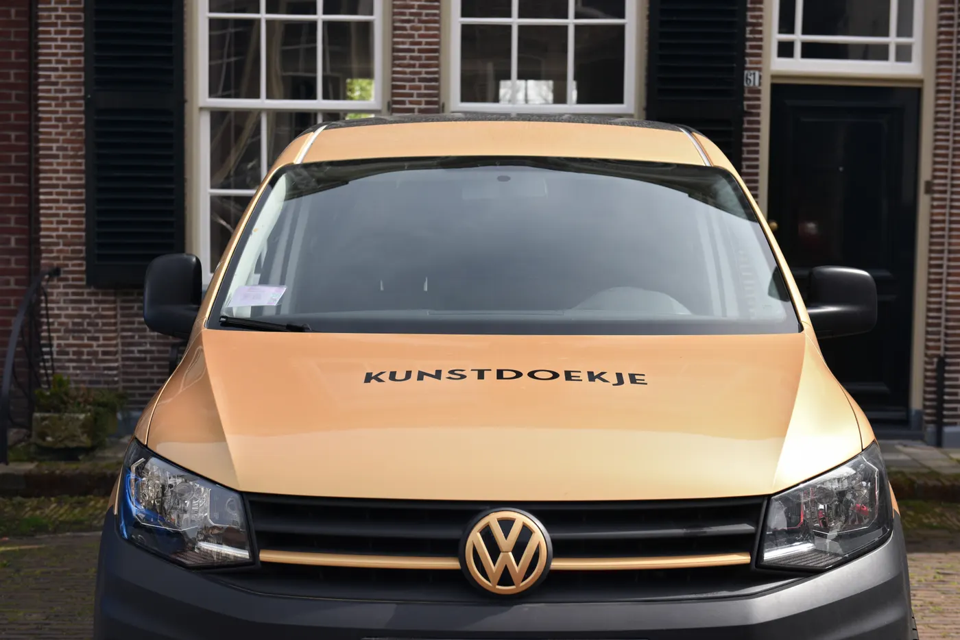 De Kunstdoekje-bus voor de deur in Enkhuizen