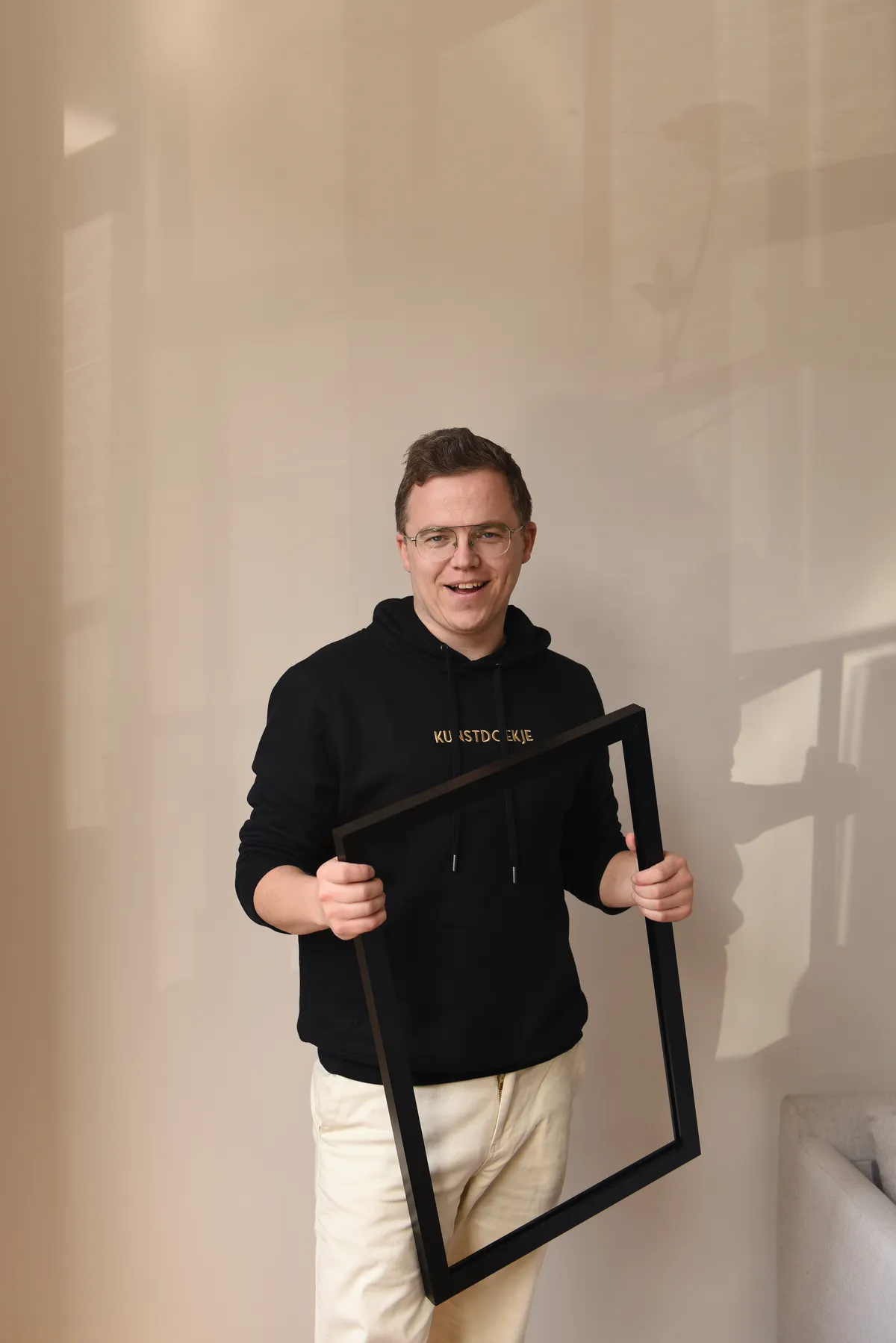 Antony met een Kunstdoekje-frame in handen