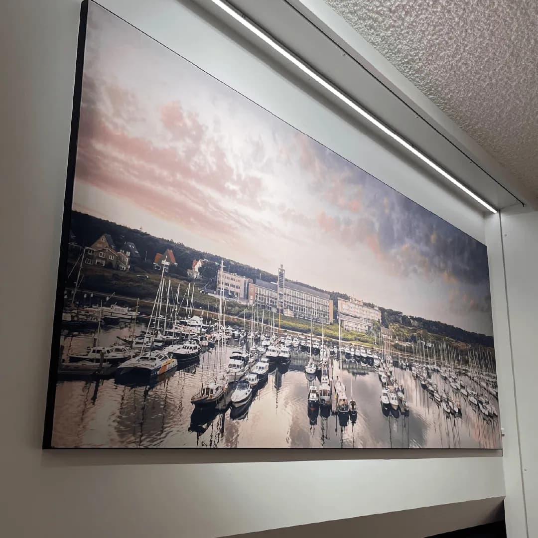Havenfoto in zwart frame, uitgelicht door plafondspots