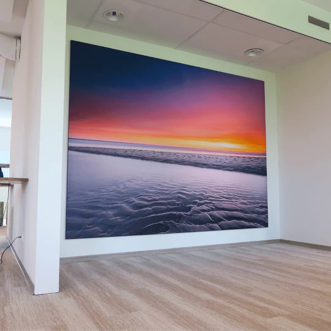 Wandvullend doek met zonsondergang boven zee in een kantoorruimte