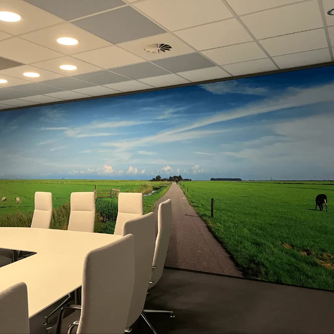 Panoramadoek met Hollands polderlandschap in een witte vergaderruimte