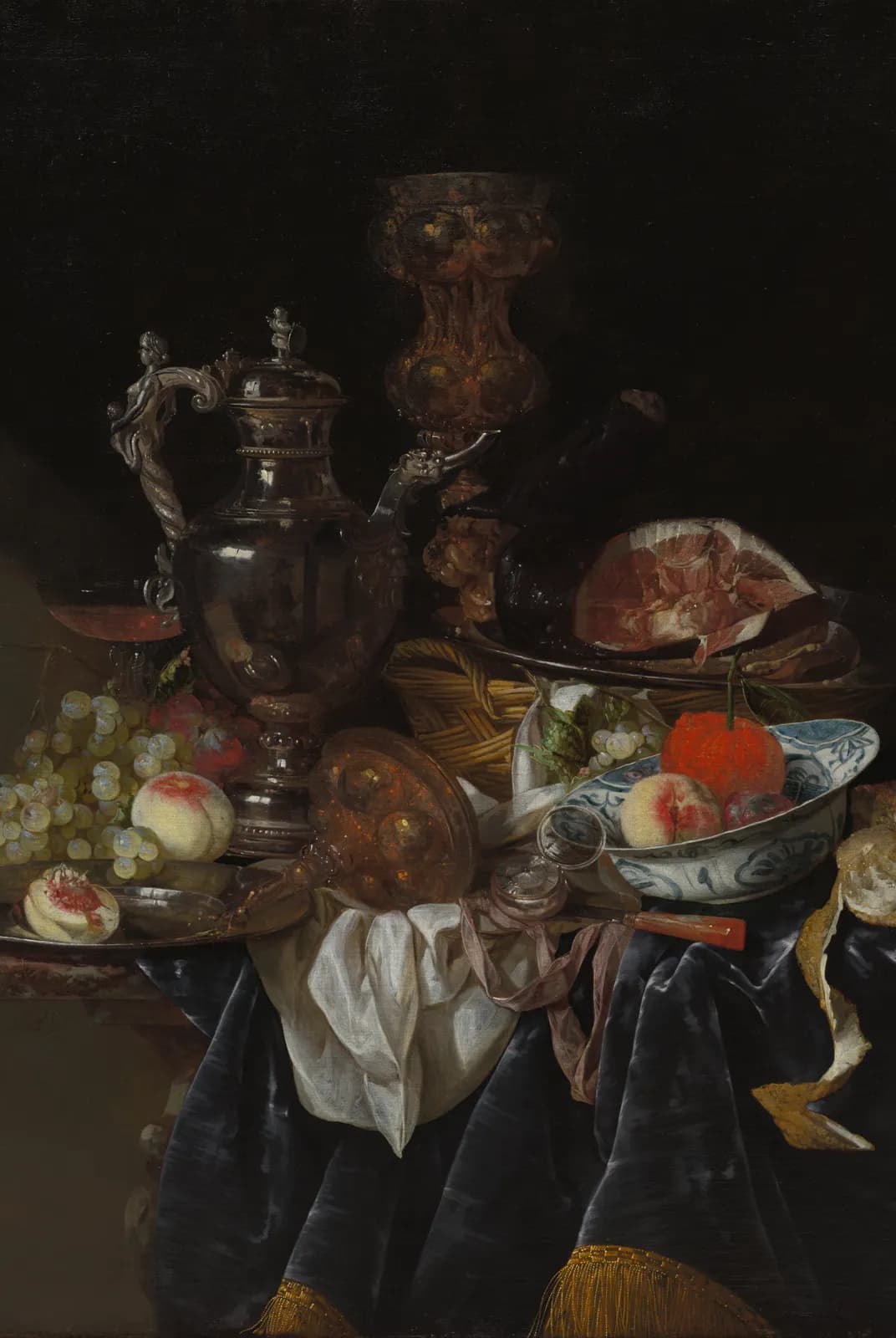 Zilveren wijnkan, ham en fruit – Abraham van Beyeren