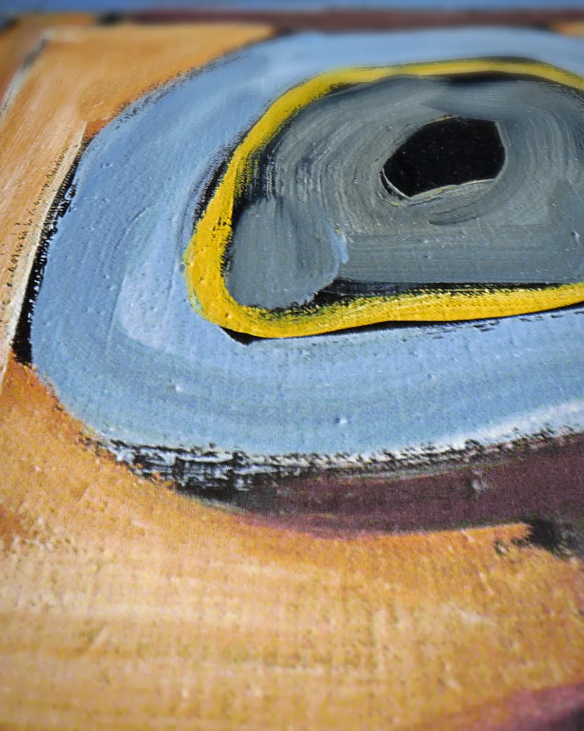 Abstracte vormen in blauw en oker op geweven fluweel, uitsnede 3 van 3