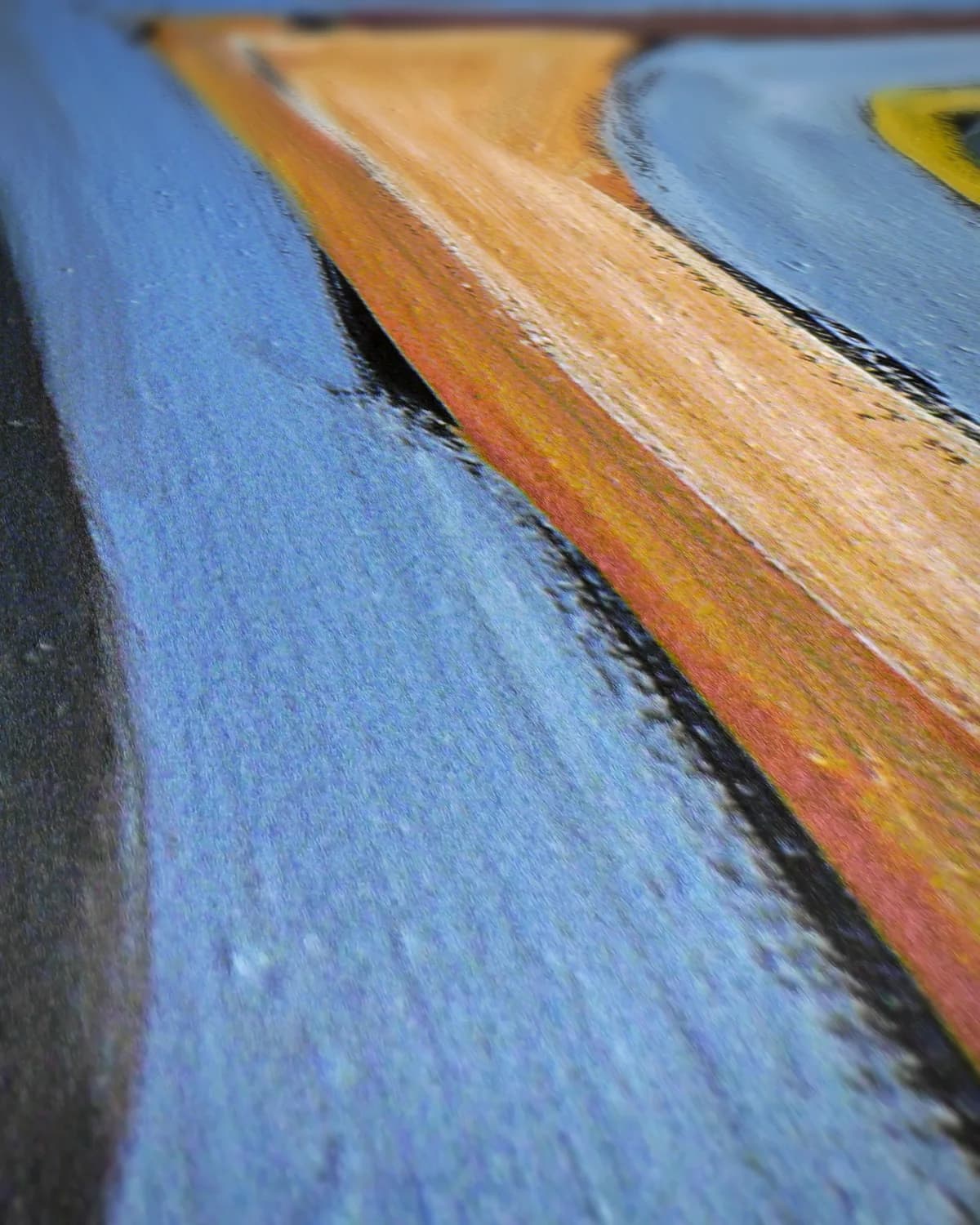 Abstracte vormen in blauw en oker op geweven fluweel, uitsnede 2 van 3