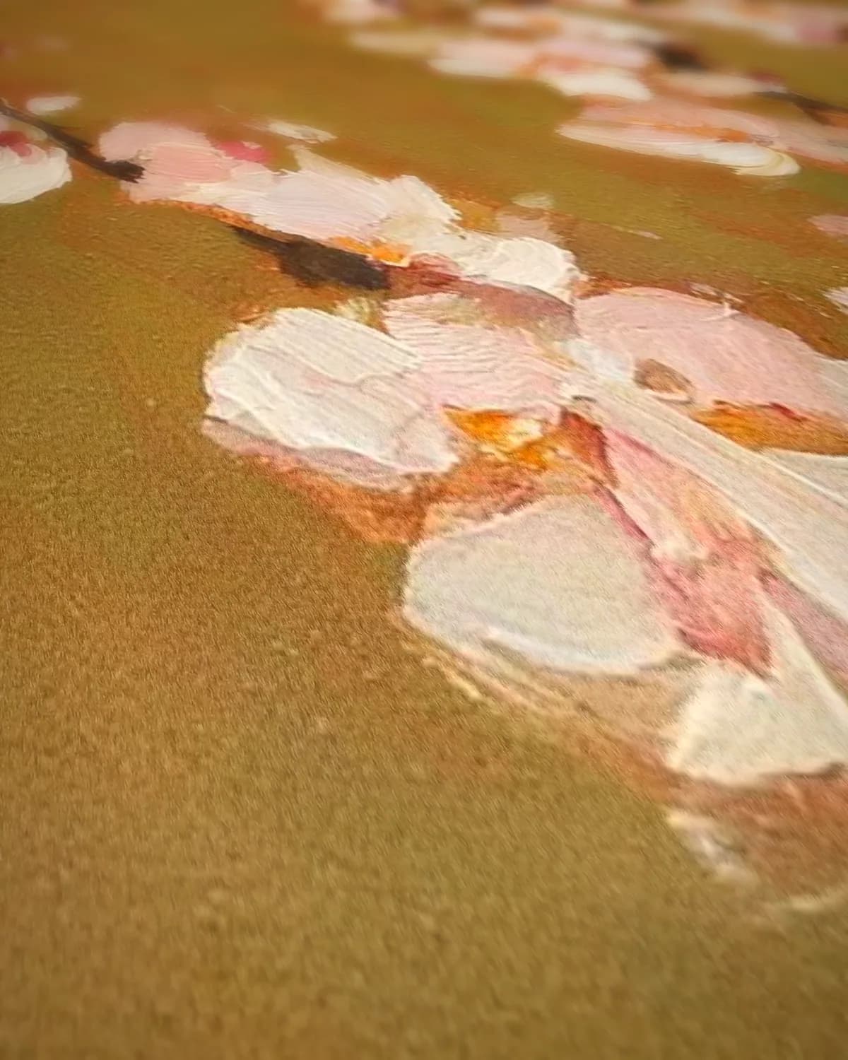 Amandeltak tegen klei op geweven fluweel, uitsnede 2 van 3