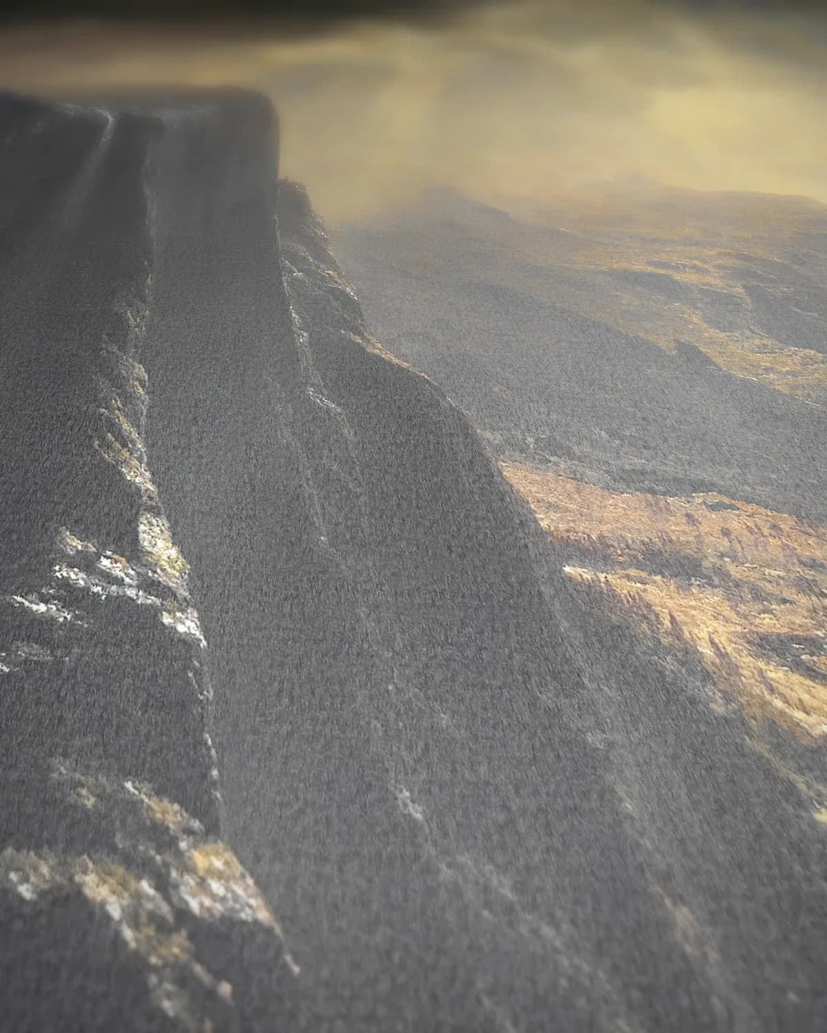 Among the Sierra Nevada, California (1868) op geweven fluweel, uitsnede 1 van 3