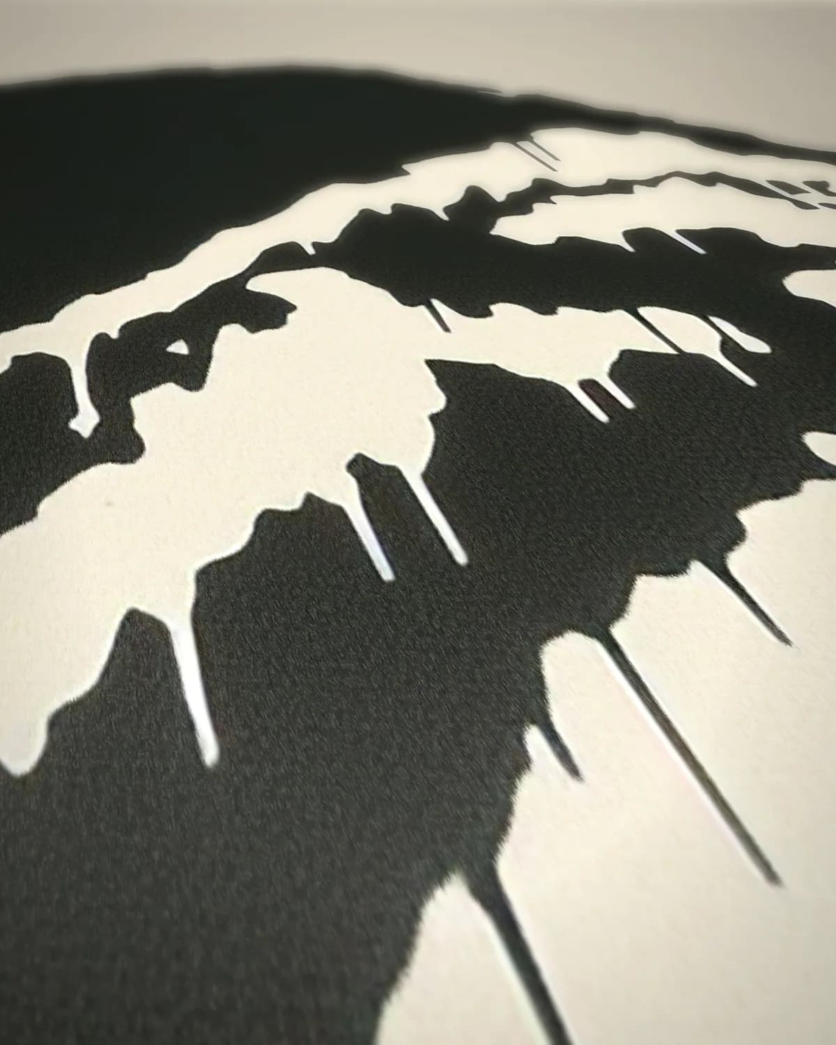 Banksy Madonna op geweven fluweel, uitsnede 2 van 3