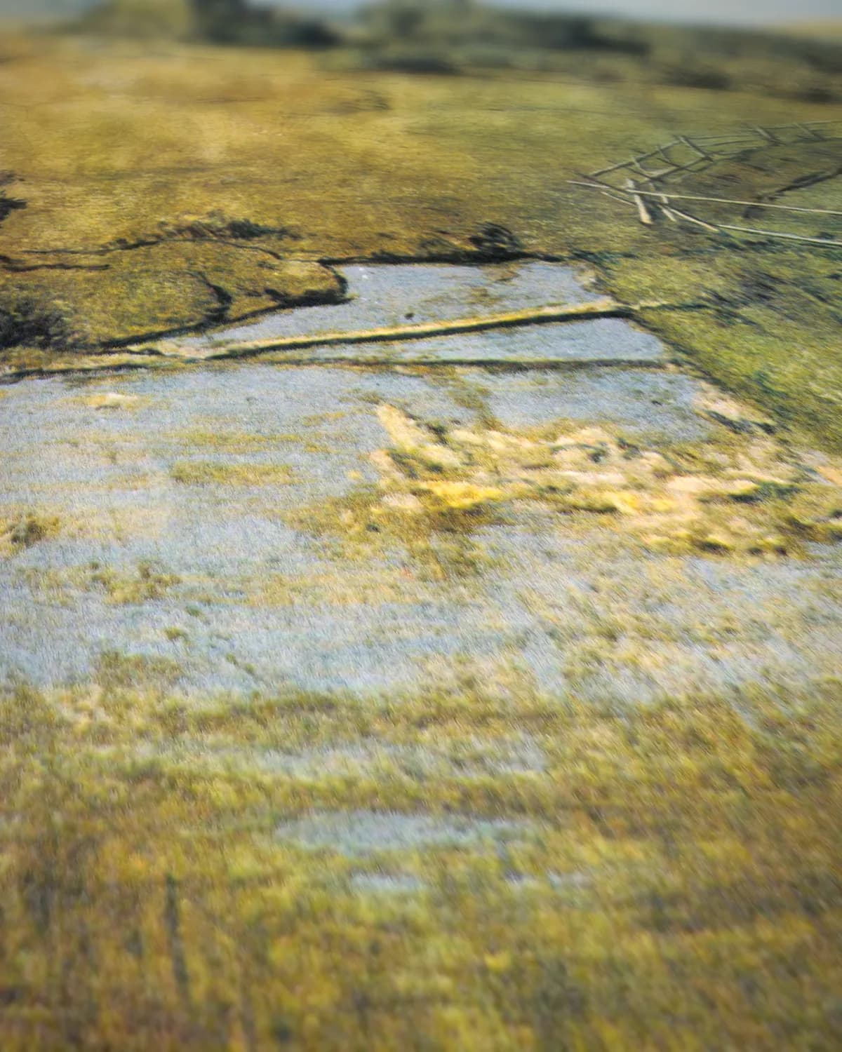 Berglandschap met kabbelende beek op geweven fluweel, uitsnede 2 van 3