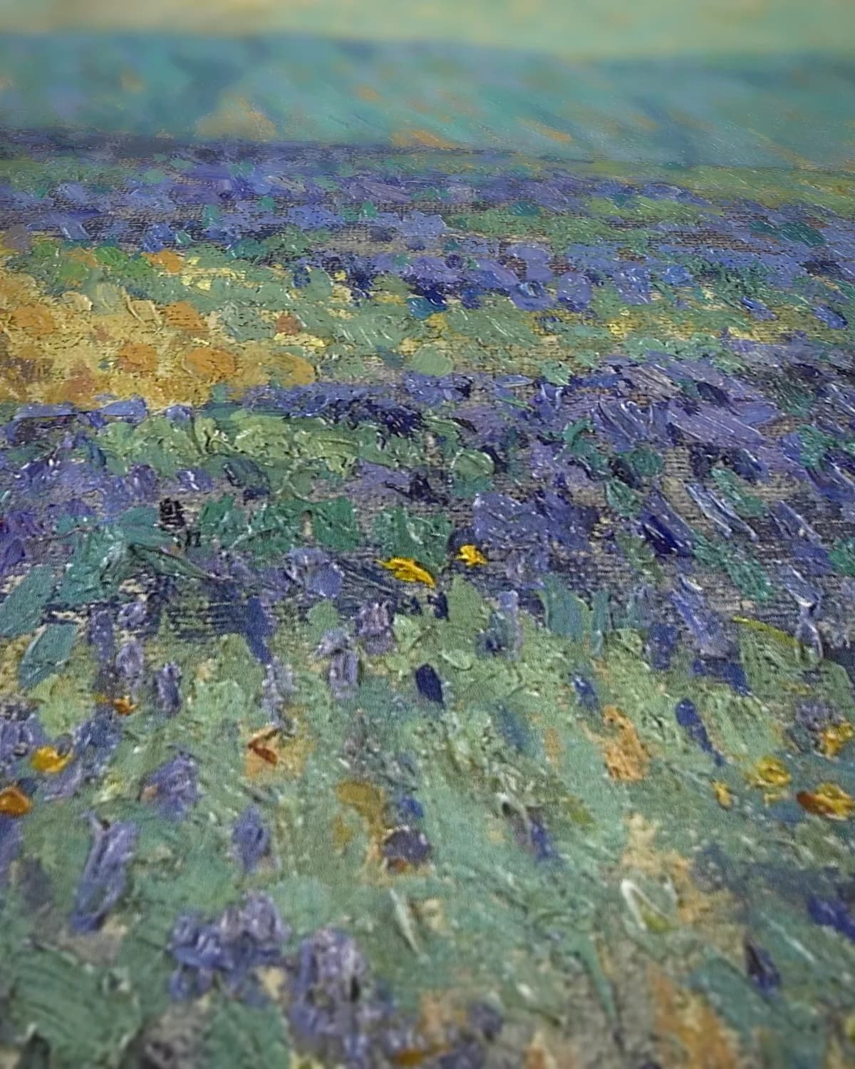 Blauwe bloemen op geweven fluweel, uitsnede 3 van 3