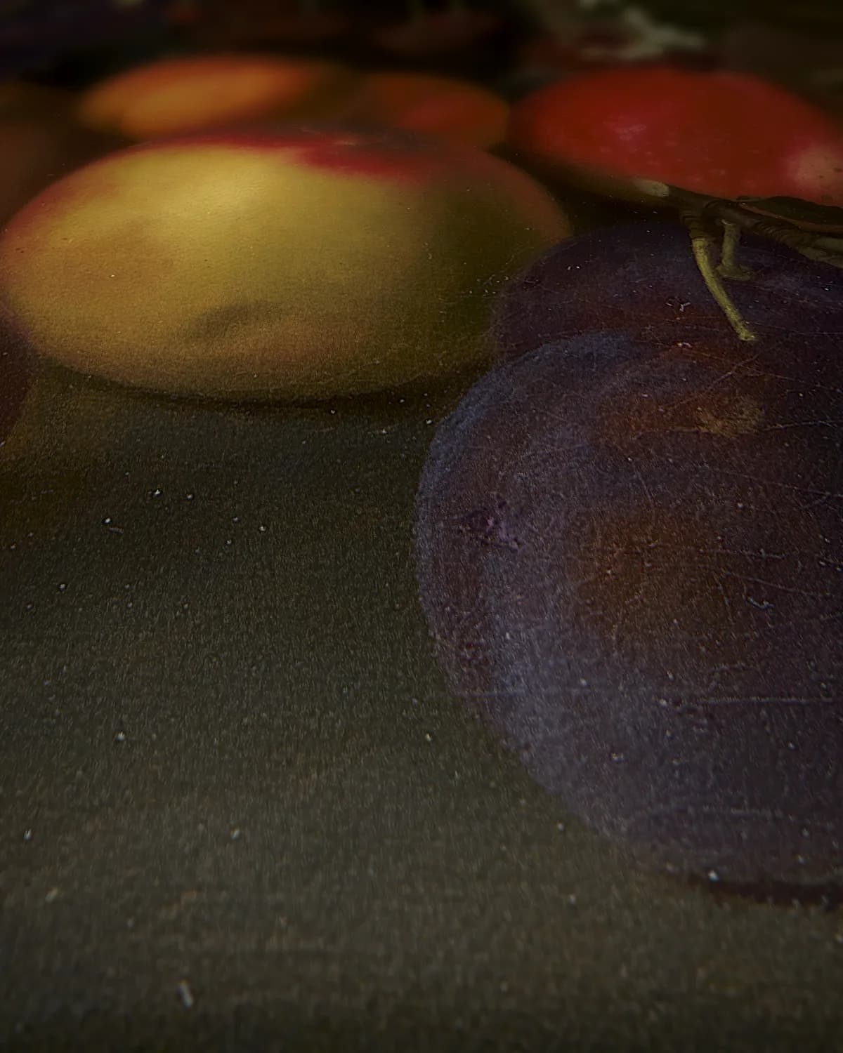 Bloemen en fruit in een vaas op geweven fluweel, uitsnede 1 van 3