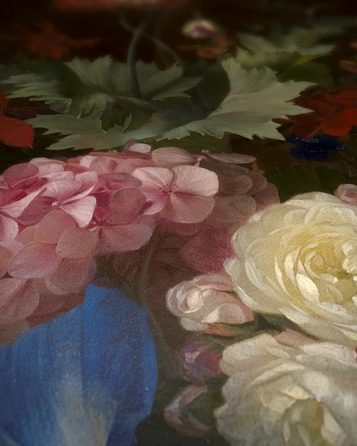 Bloemen en fruit in een vaas op geweven fluweel, uitsnede 3 van 3