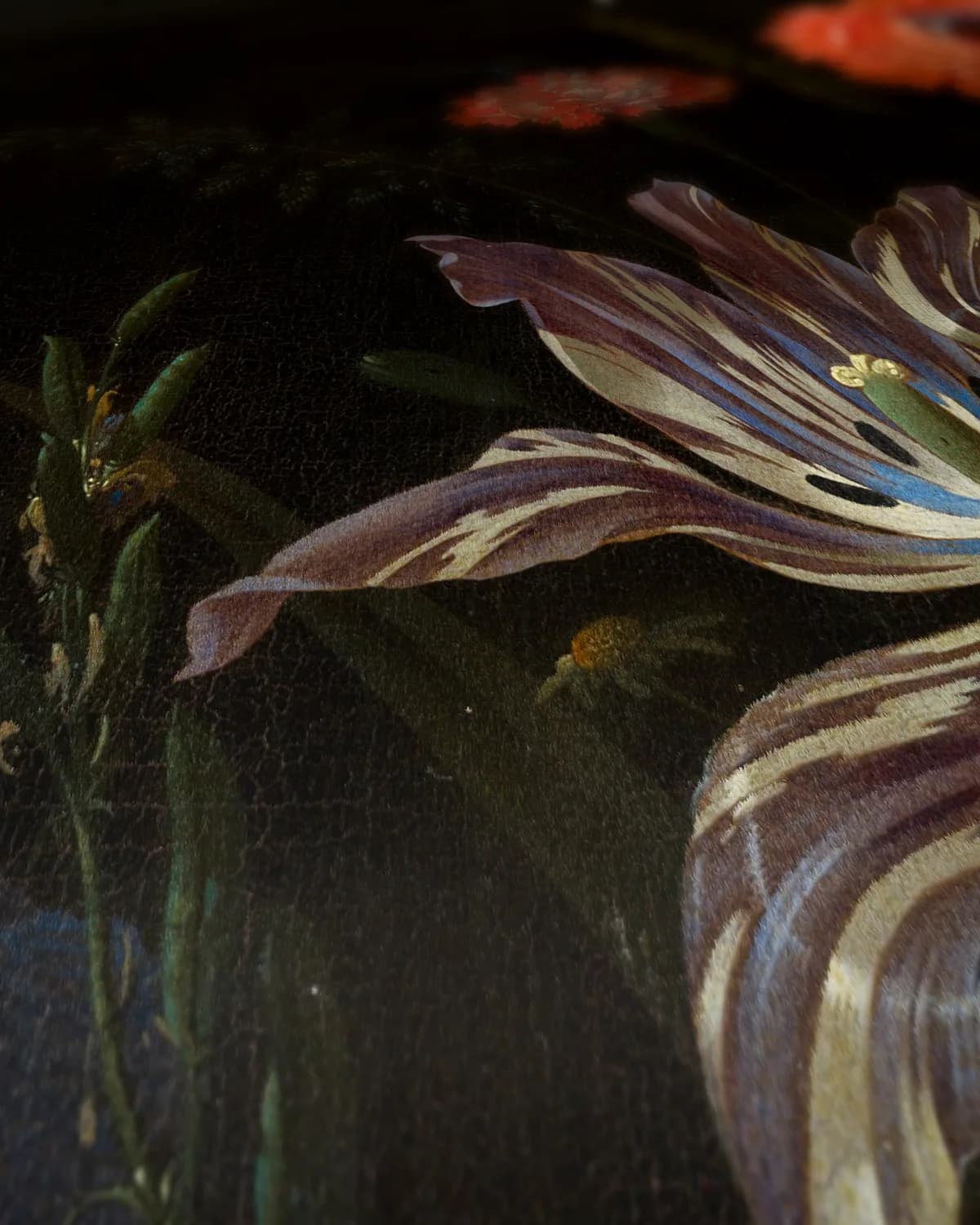 Bloemen in een glazen vaas op geweven fluweel, uitsnede 1 van 3