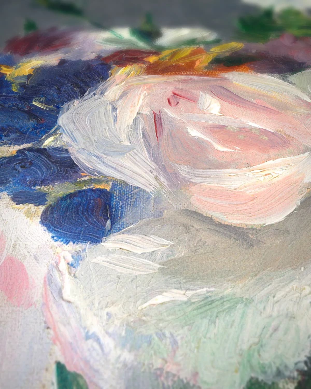 Bloemen in een kristallen vaas op geweven fluweel, uitsnede 3 van 3