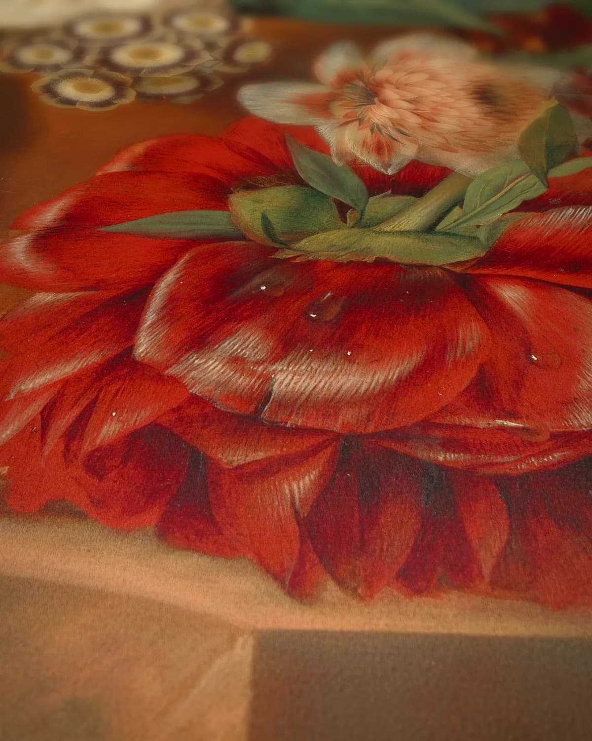 Bloemen in een terracotta vaas op geweven fluweel, uitsnede 3 van 3