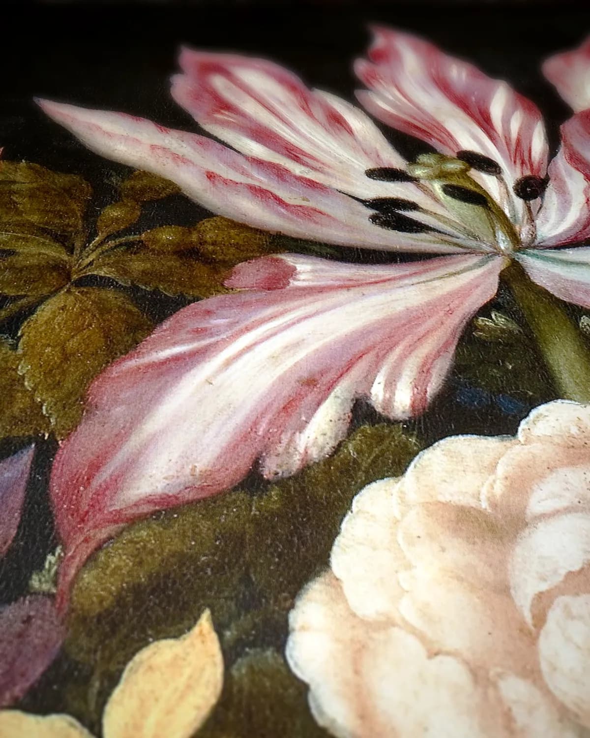 Bloemstilleven met tulpen op geweven fluweel, uitsnede 3 van 3