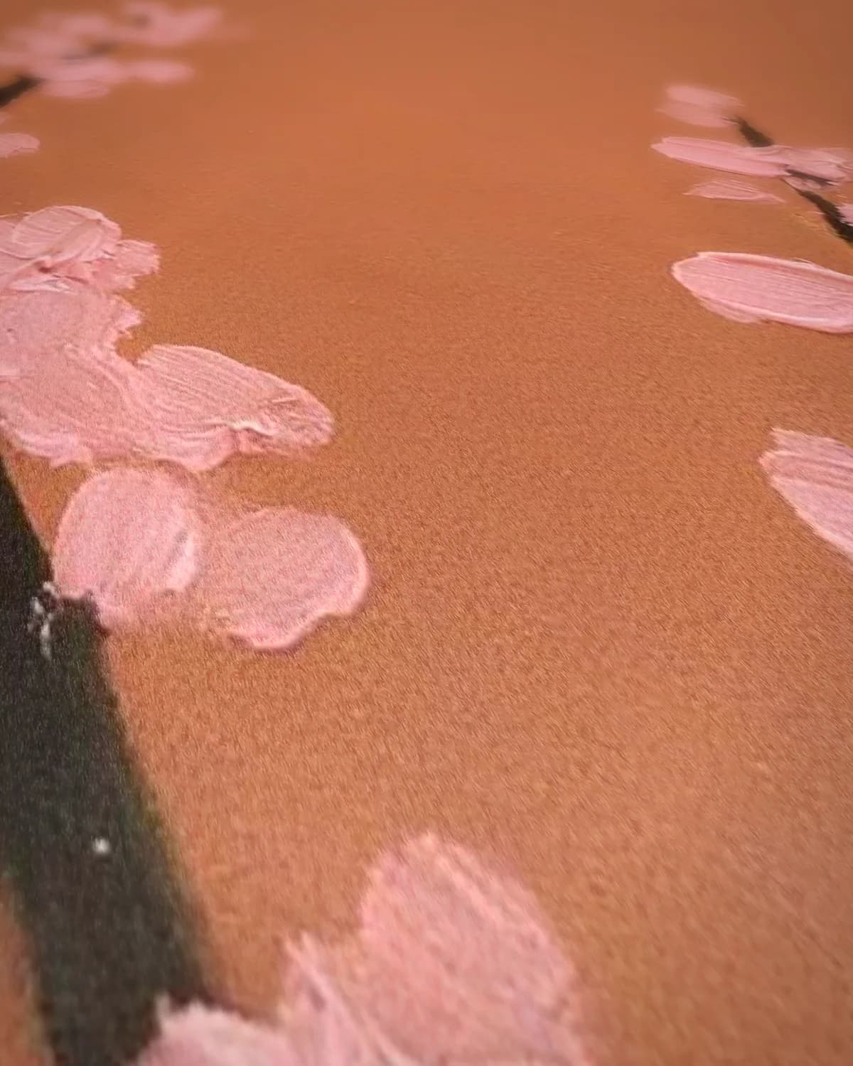 Bloesem tegen terracotta op geweven fluweel, uitsnede 2 van 3