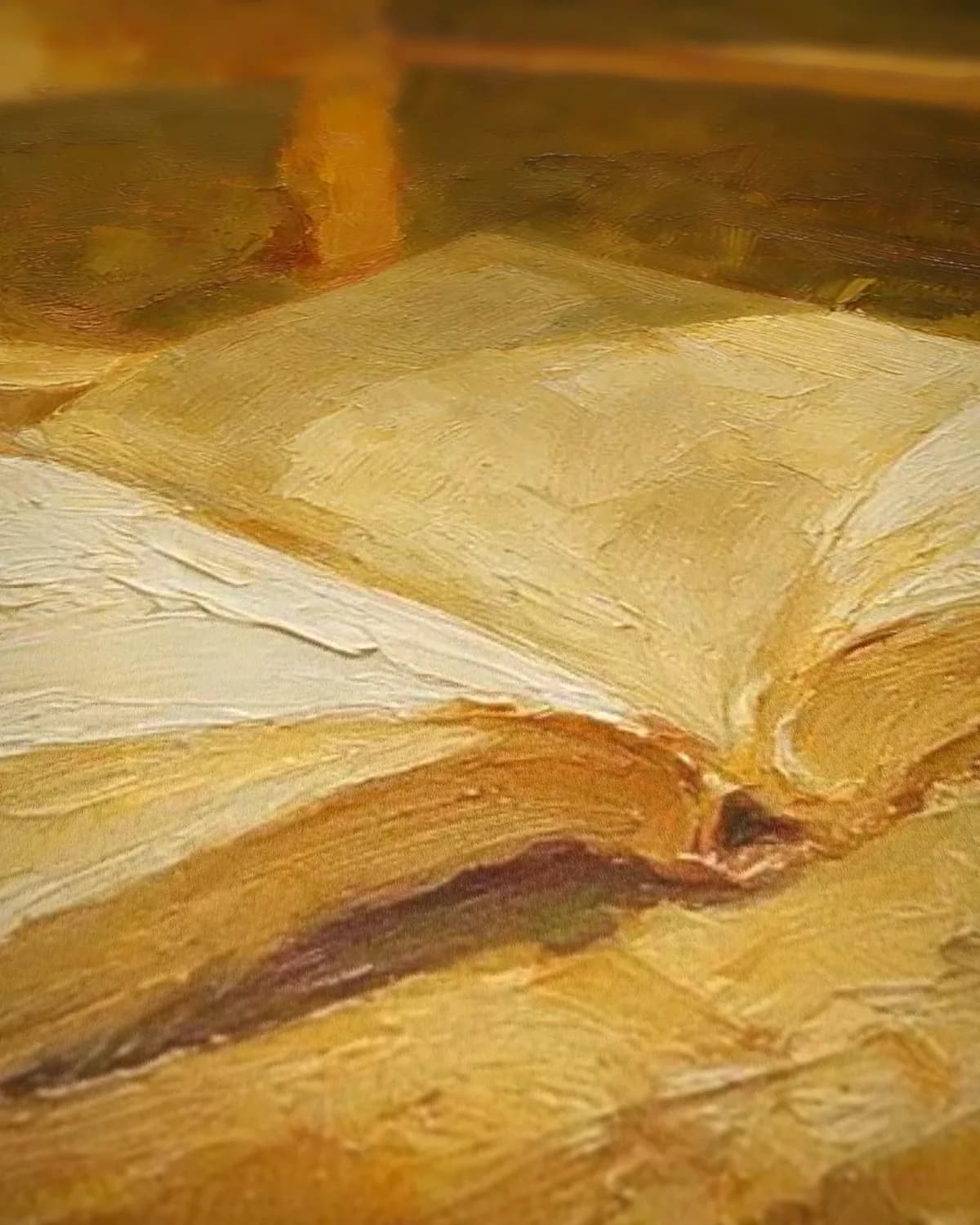 Boek op een stoel op geweven fluweel, uitsnede 3 van 3