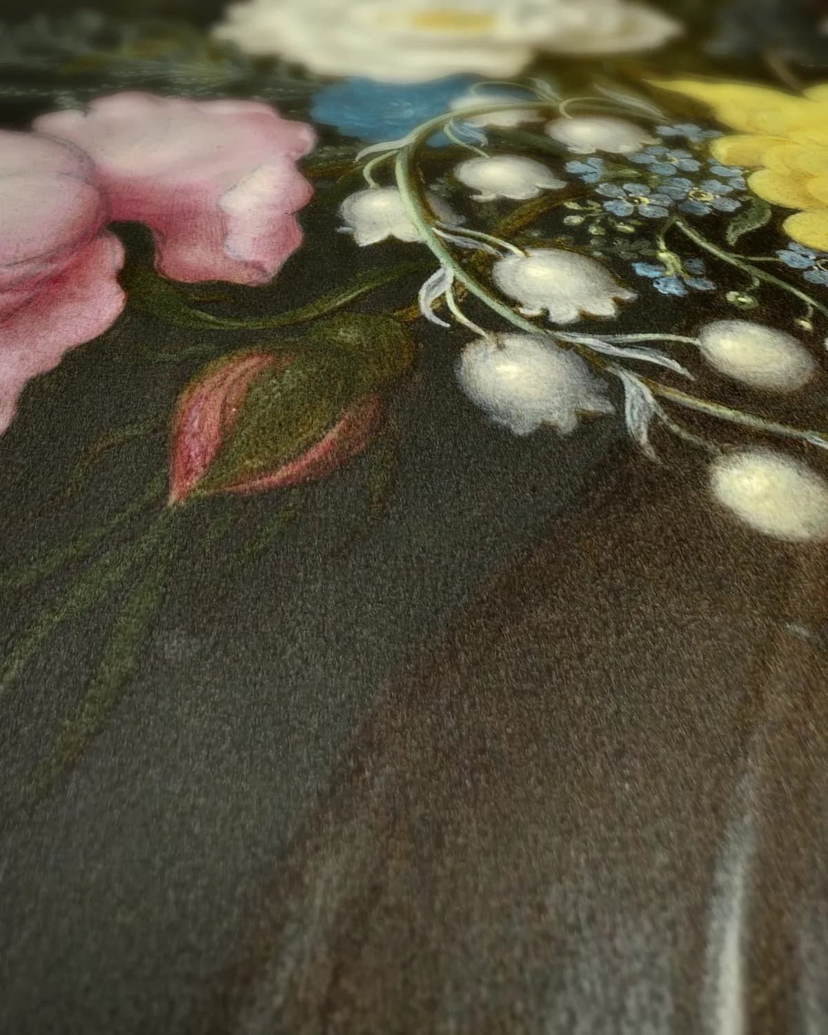 Boeket bloemen in een glazen vaas op geweven fluweel, uitsnede 1 van 3