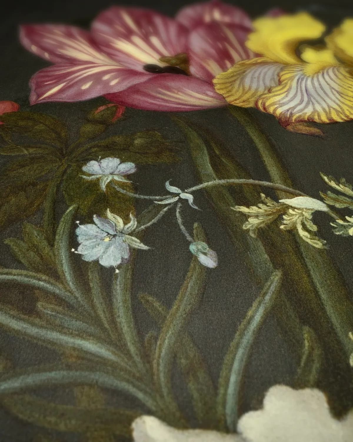 Boeket bloemen in een glazen vaas op geweven fluweel, uitsnede 3 van 3