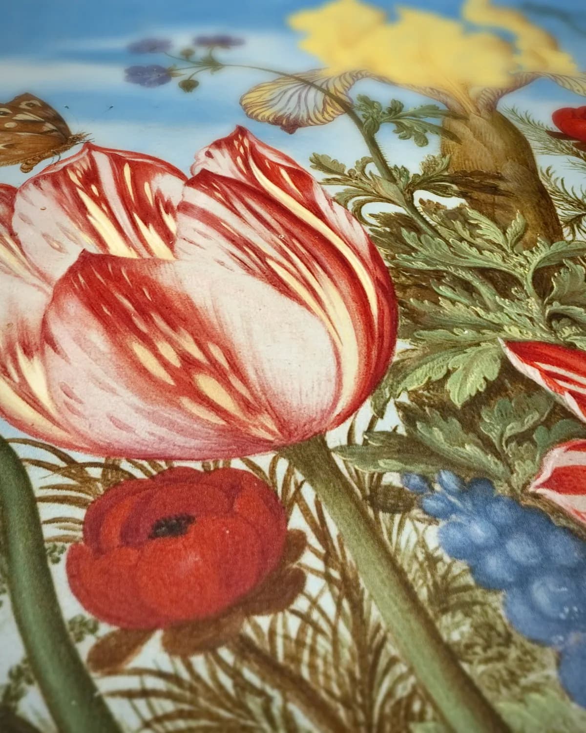 Boeket bloemen op een richel op geweven fluweel, uitsnede 3 van 3