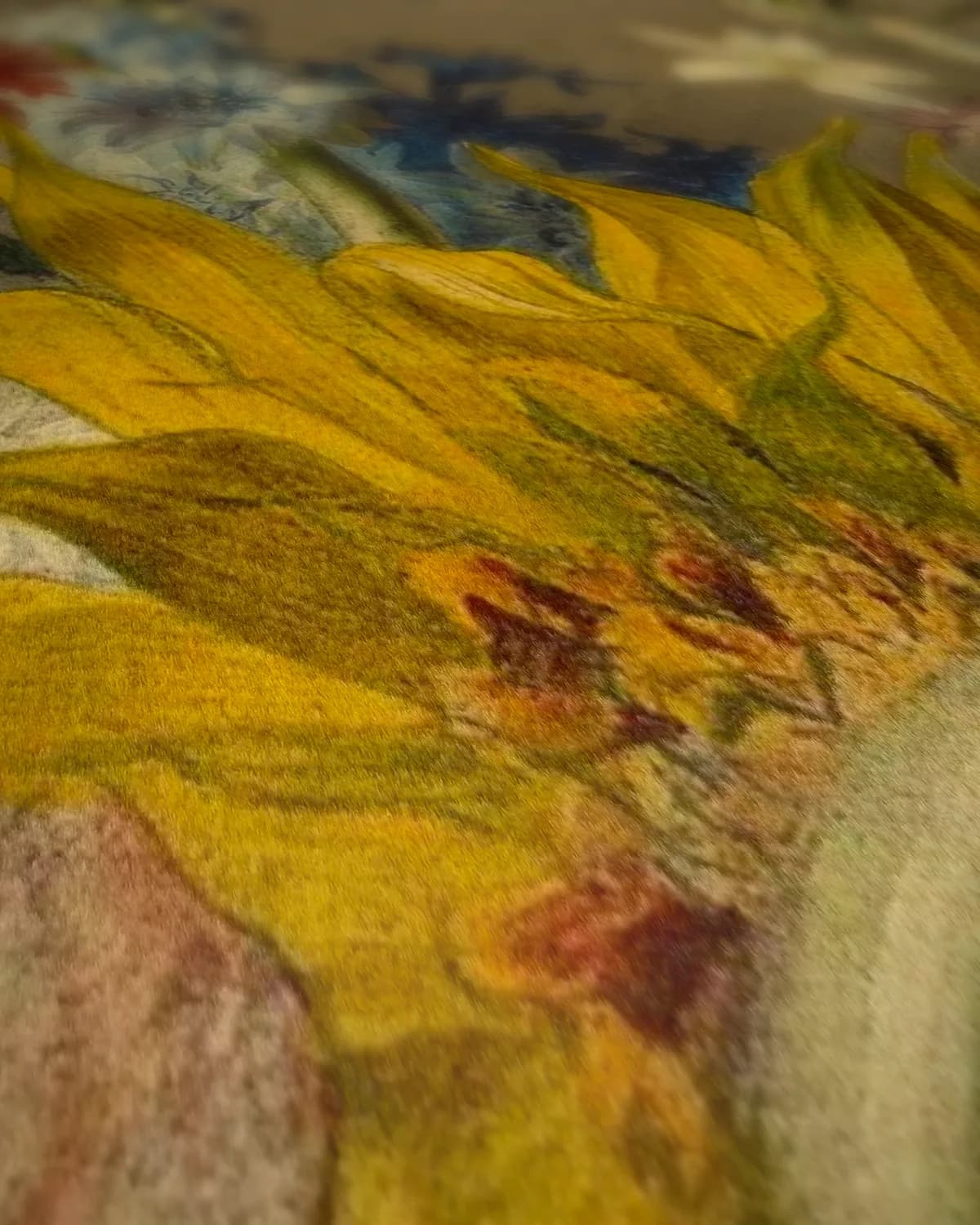 Boeket van bloemen in een vaas op geweven fluweel, uitsnede 2 van 3