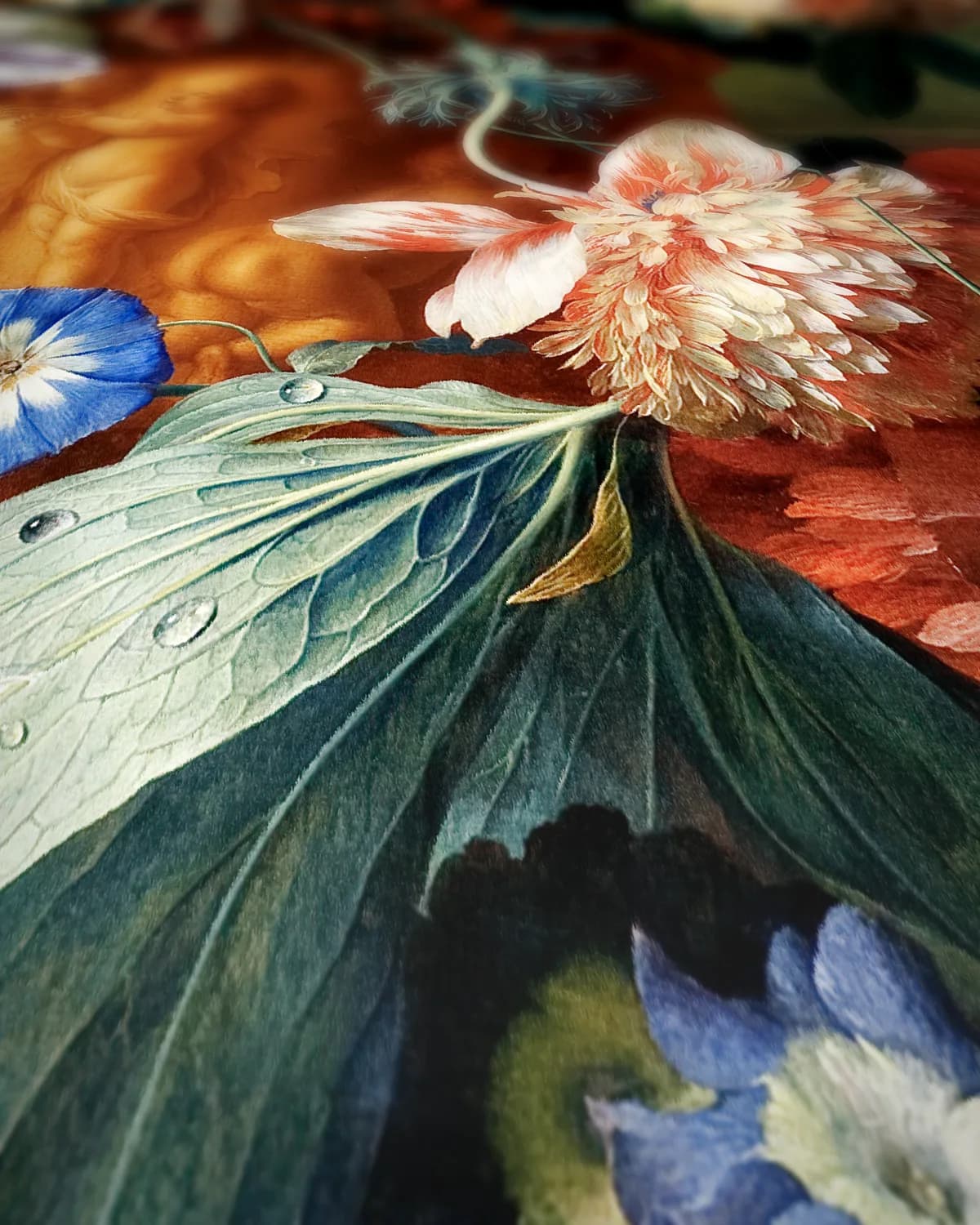 Boeket van Bloemen in urn op geweven fluweel, uitsnede 1 van 3